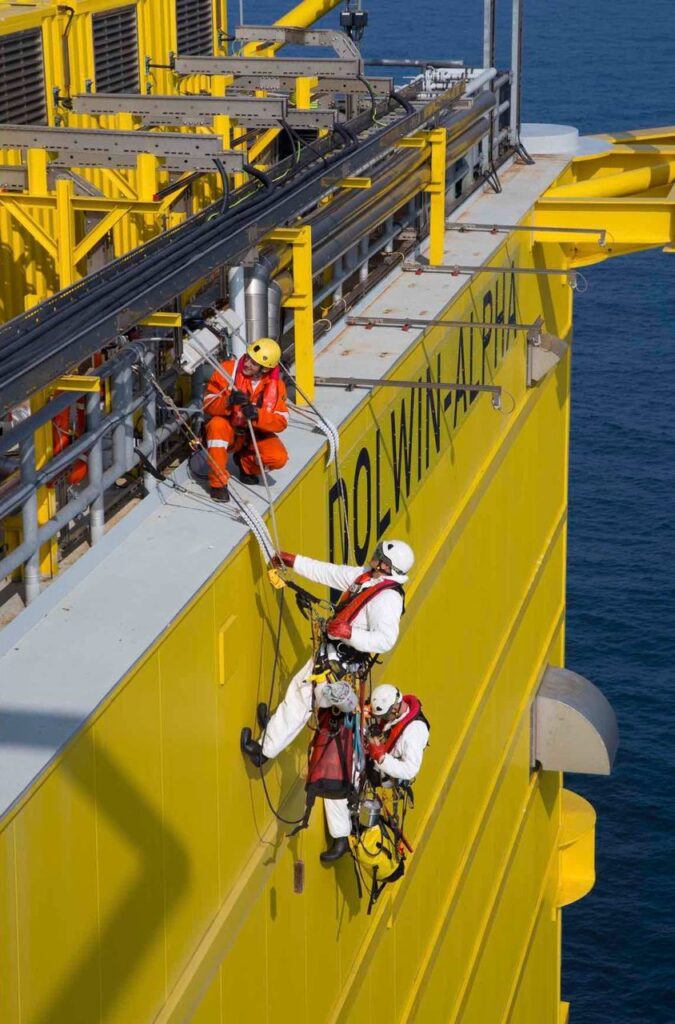 εναερίτες rope access και ο supervisor εναερίτης εκτελούν εργασία σε ύψος