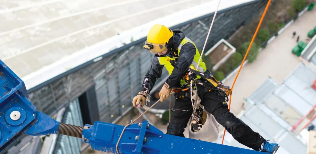 εναερίτης rope access εκτελεί εργασία σε ύψος